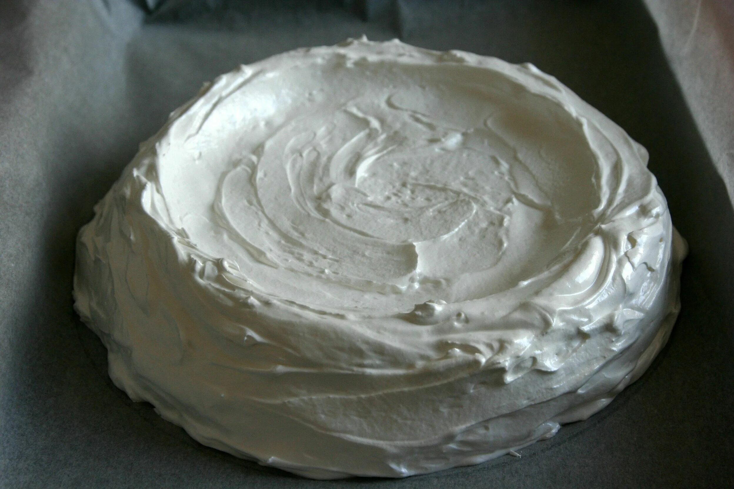Крем безе для торта. Безе с масляным кремом. Меренга с ванильным кремом. Пергаментная торт с безе. Выпекать меренгу коржи.