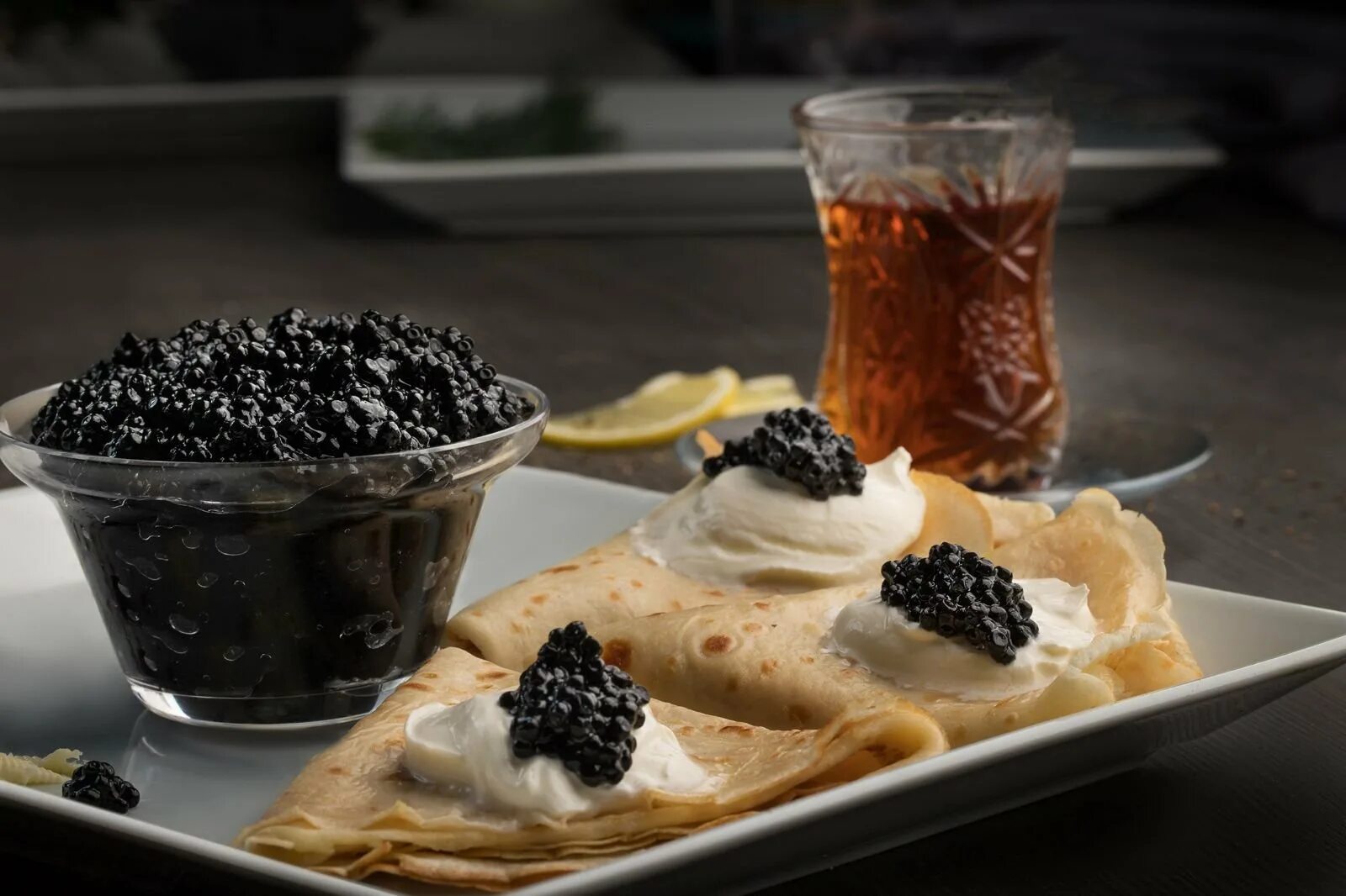 Сервировка черной икры. Caviar russia черная икра. Черная икра caviar. Бутерброды с черной икрой. Красивая подача черной икры.