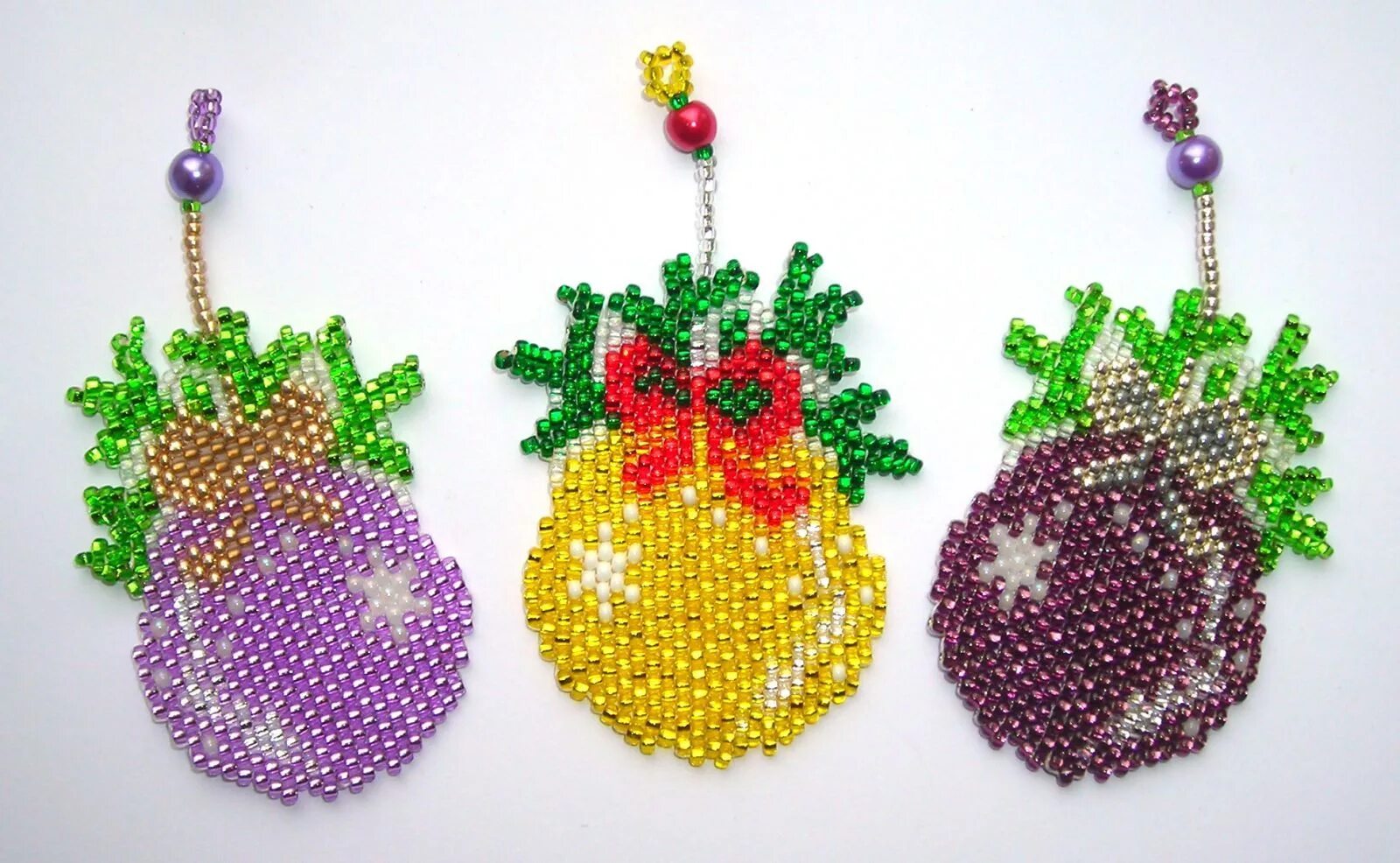 Новогодние сувениры из бисера. Поделки из бисера. Новогодние поделки из бисера. Бисероплетение для детей. Что можно сплести из бисера новогоднее.