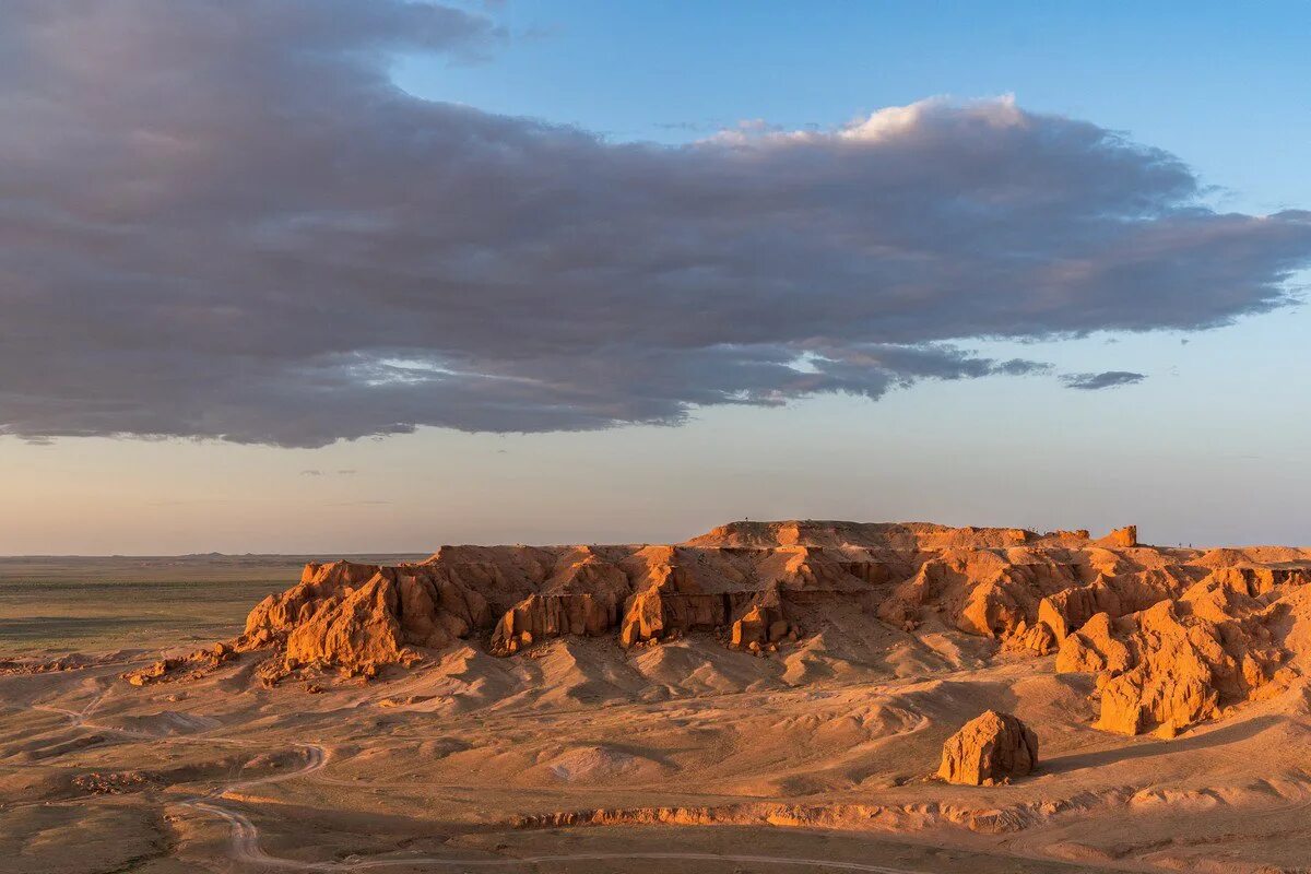 Гоби это пустыня. Пустыня Гоби ландшафты. Монголия Гоби. Пустыня Гоби климат. Рельеф пустыни Гоби.