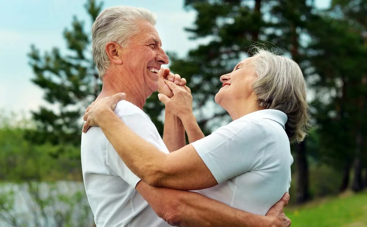 День пожилых людей. Пожилые люди. Пенсионеры фото. Международный день пожилых людей. Счастливые пенсионеры россии.