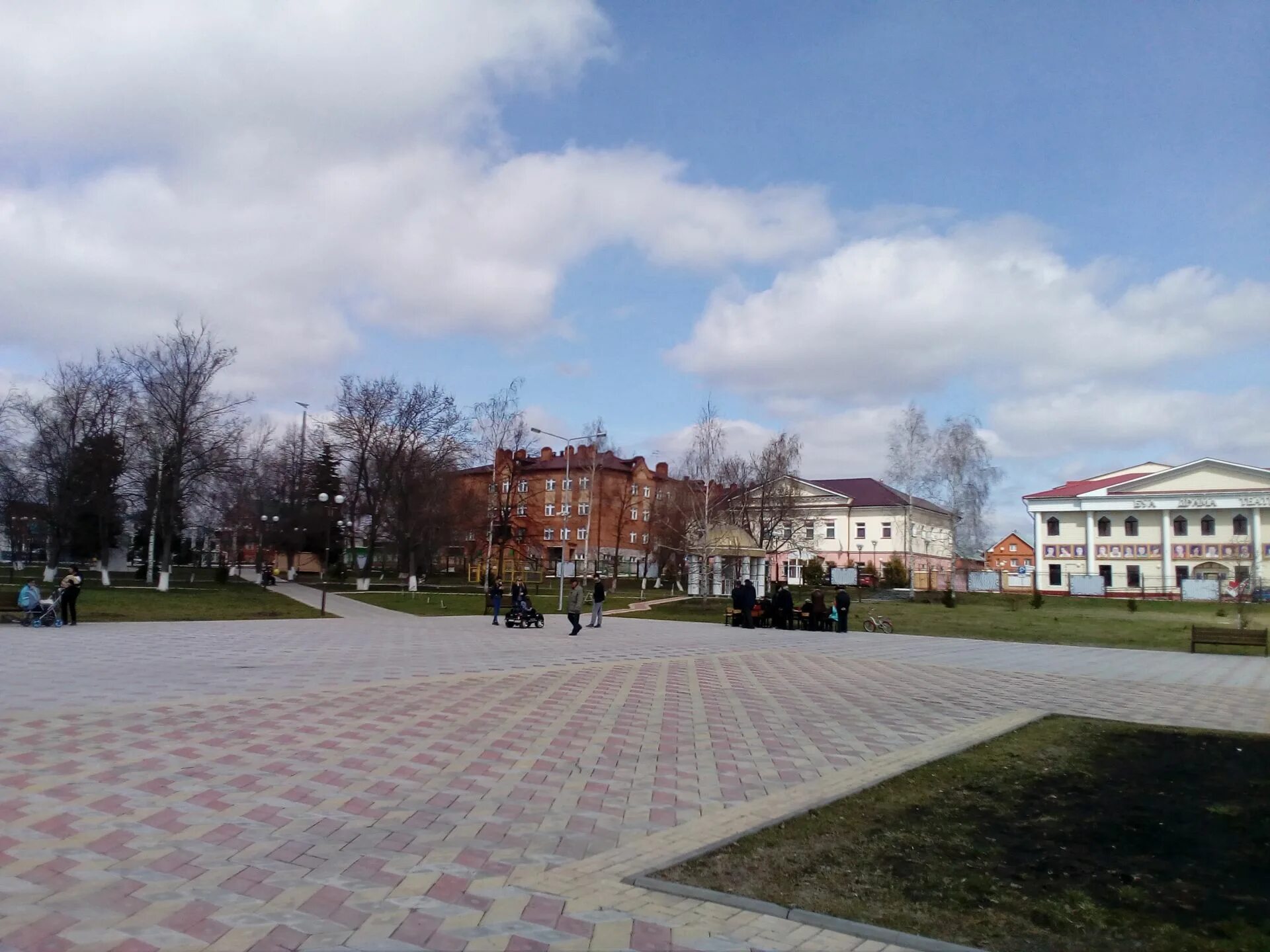 Буинск население. Центральный парк Буинск Буинск. Город Буинск Центральный парк. Буинск Центральный парк новый. Буинск Центральная площадь.