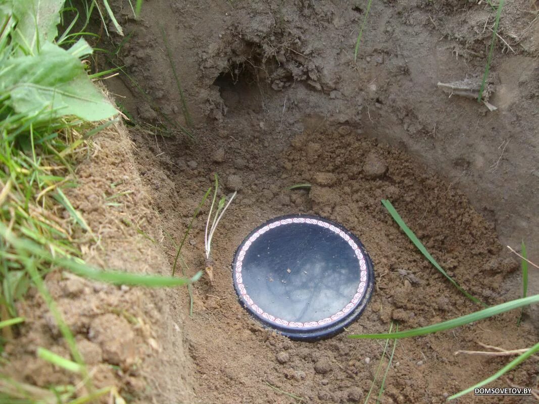 Клад право собственности. Лопата вкопанная в землю. Закапывание человека в землю. Лопата в земле. Селедка закопанная в землю.