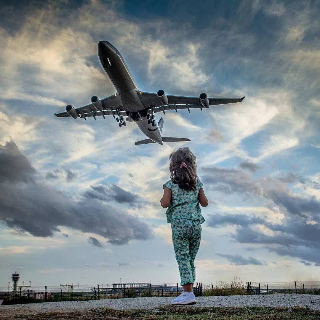 Ловить самолеты. Улетающий самолет. Девушка на фоне самолета. Фотосессия с самолетом. Девочка в самолете.