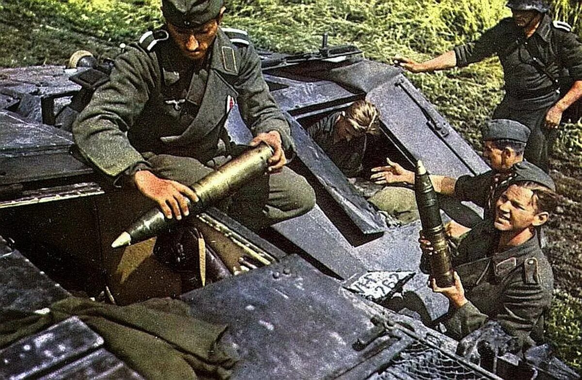 Штурмовые орудия вермахта. Немецкий танкист.