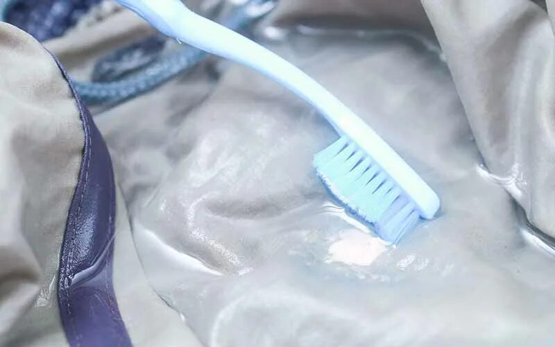 Как очистить от жвачки одежду которая размазалась