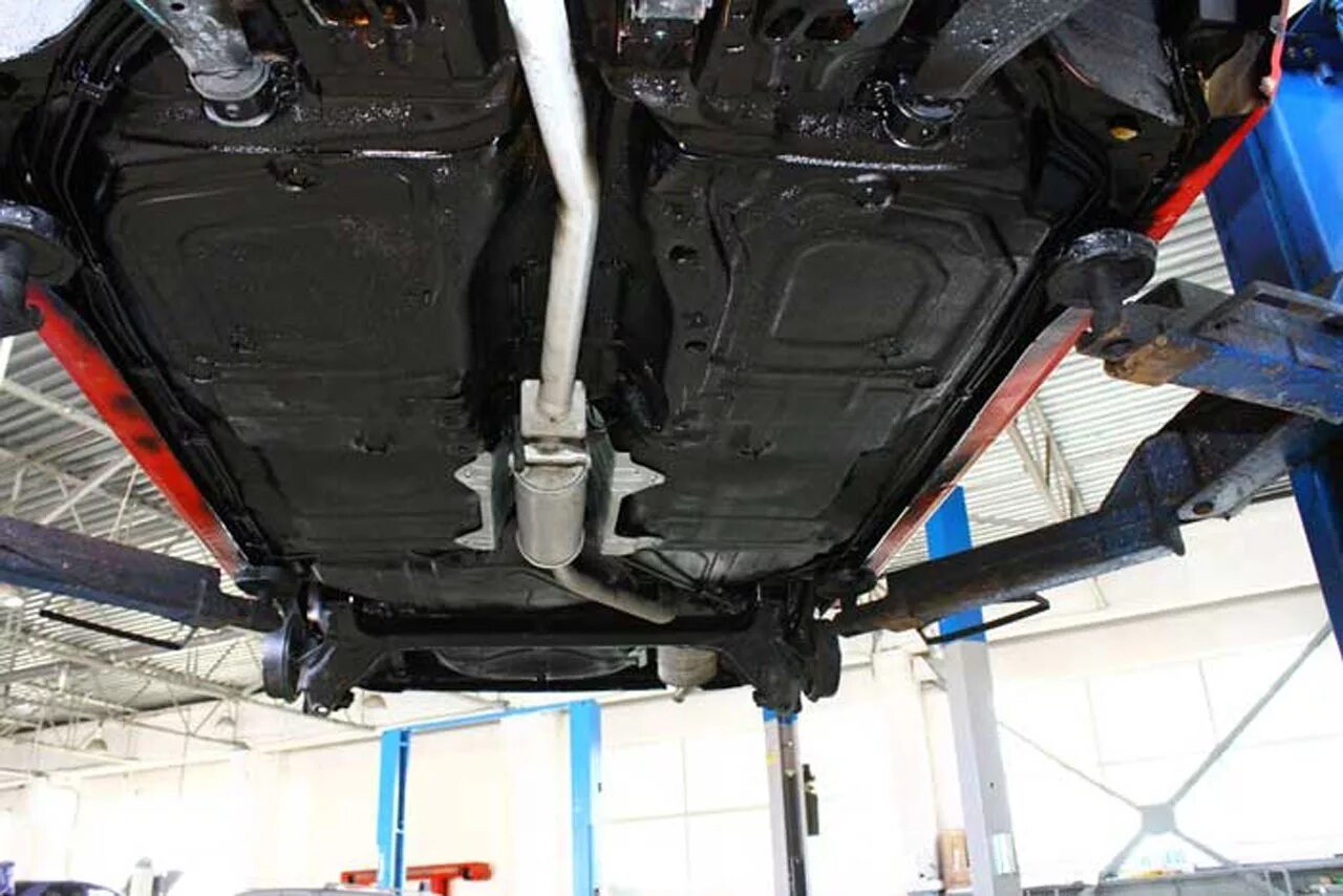 Антикорозийка днища. Антикор дна автомобиля. Антикор днища мазда. Обработка д. Toyota sienta 2 антикор днища.