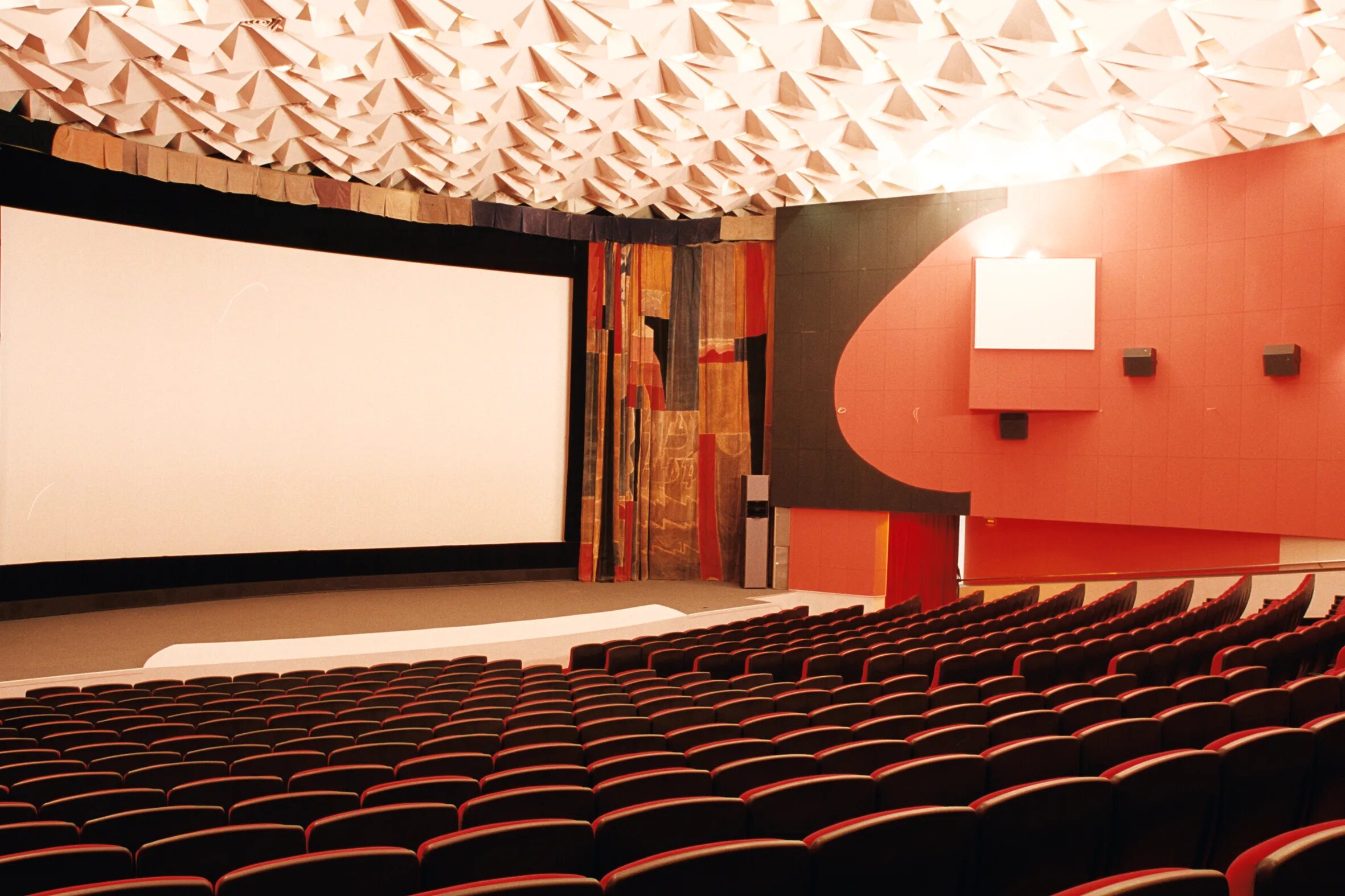 Кинотеатр урал челябинск 2000. Кинотеатр здание. Дом кинотеатр екатеринбург. Кинотеатр екатеринбург здание. Кинотеатр екатеринбург.