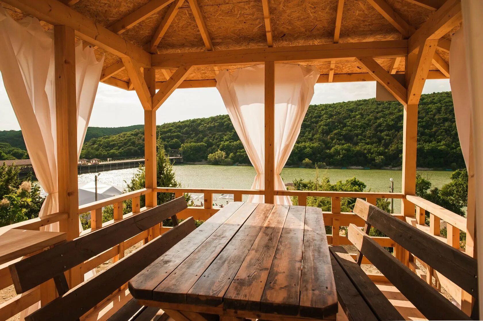 Веранда берег. Семейное кафе причал тверь. Лесной берег поселок новобутаково. База отдыха ладожская усадьба в карелии. Веранда с видом на лес.