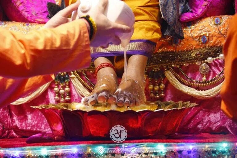 Кришна Пуджа Шри Матаджи. Парамахамса Вишвананда стопы. Фото Шри Матаджи стопы. Сахаджа медитация