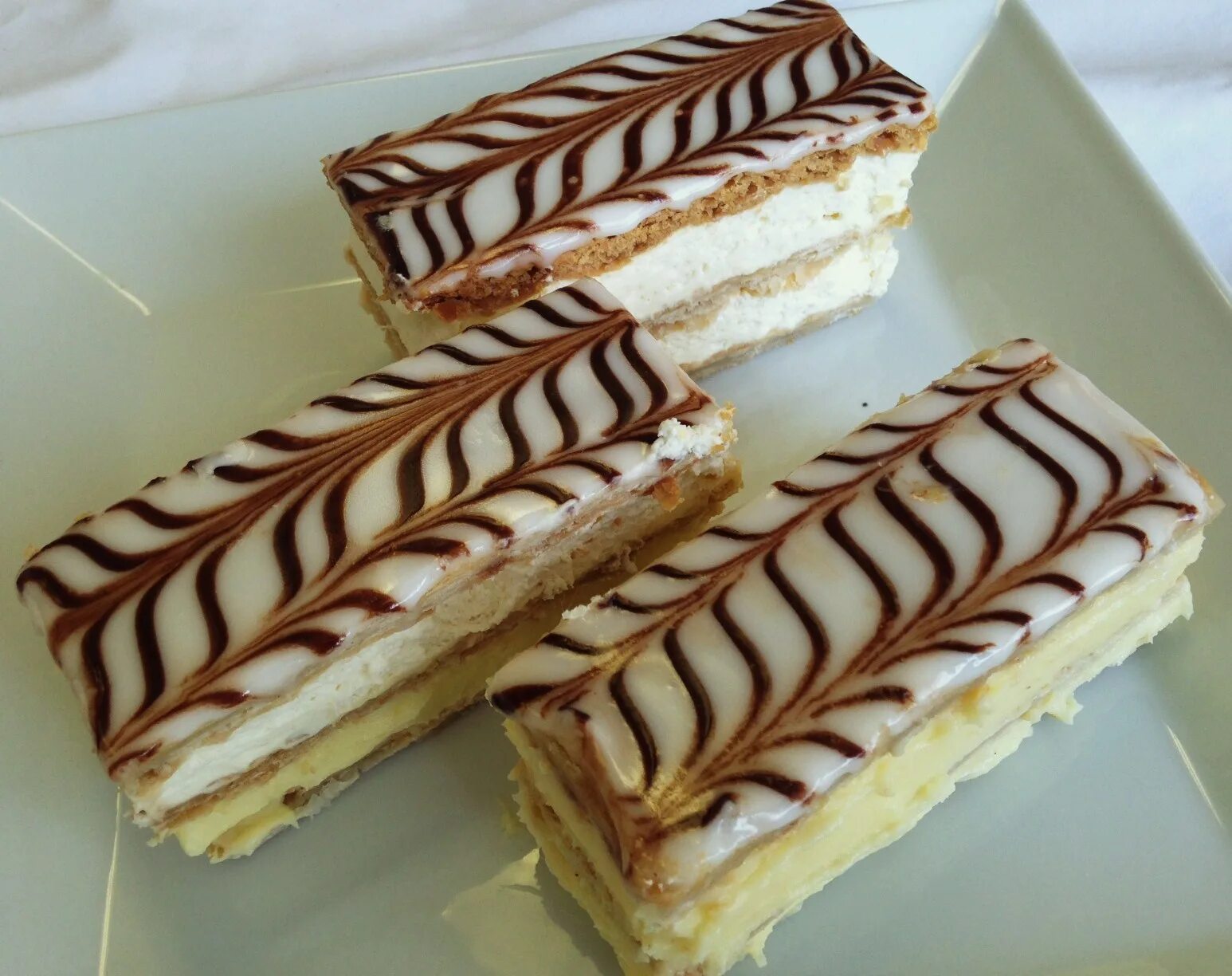 Mille feuilles десерт. Tongguan millefeuille cake. Mille feuille. Гато десерт. Пирожное марокканская.