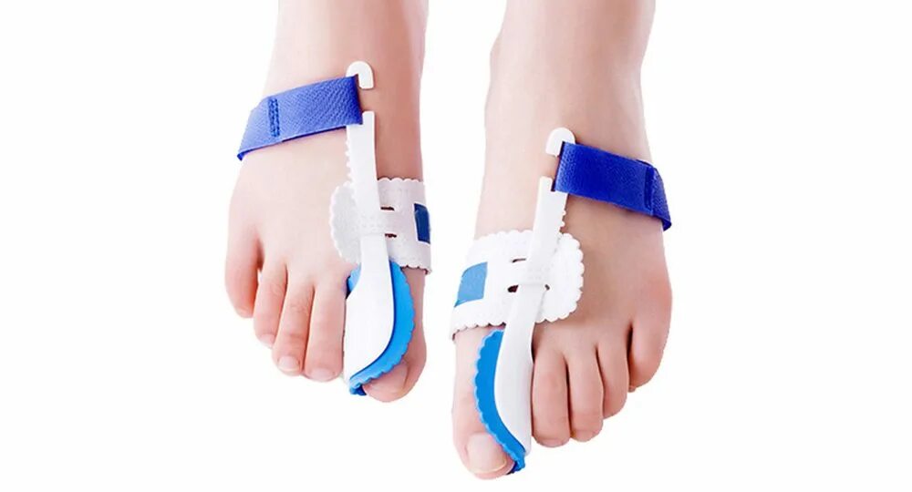 связанные ножки. связанные ножки. круглые женские стопы. связанные женские ножки. связала большие пальцы ног.