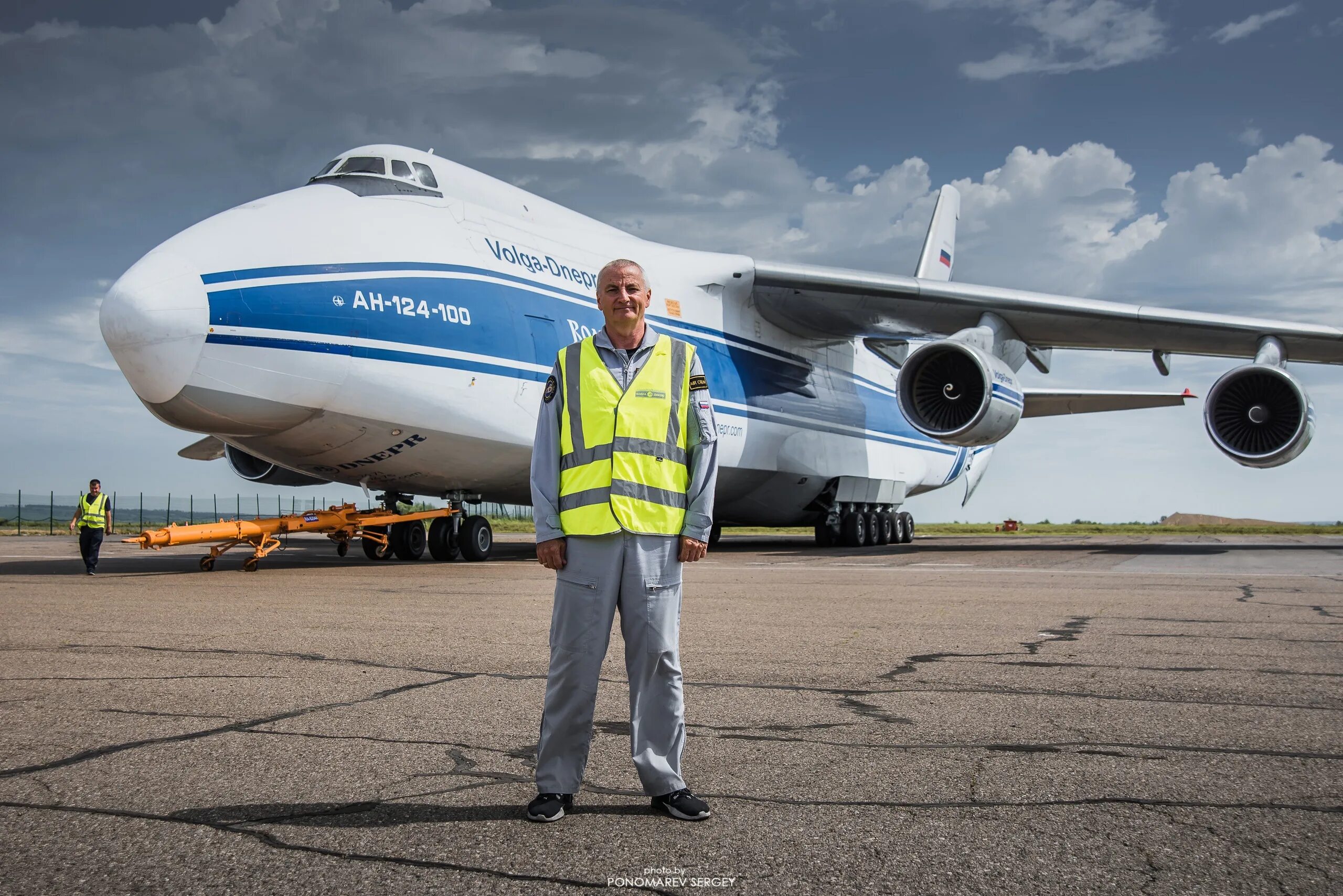 Украинский самолет. АН-124 Волга Днепр. Самый большой самолет. Самолет Руслан. Самолет грузовой Волга Днепр.