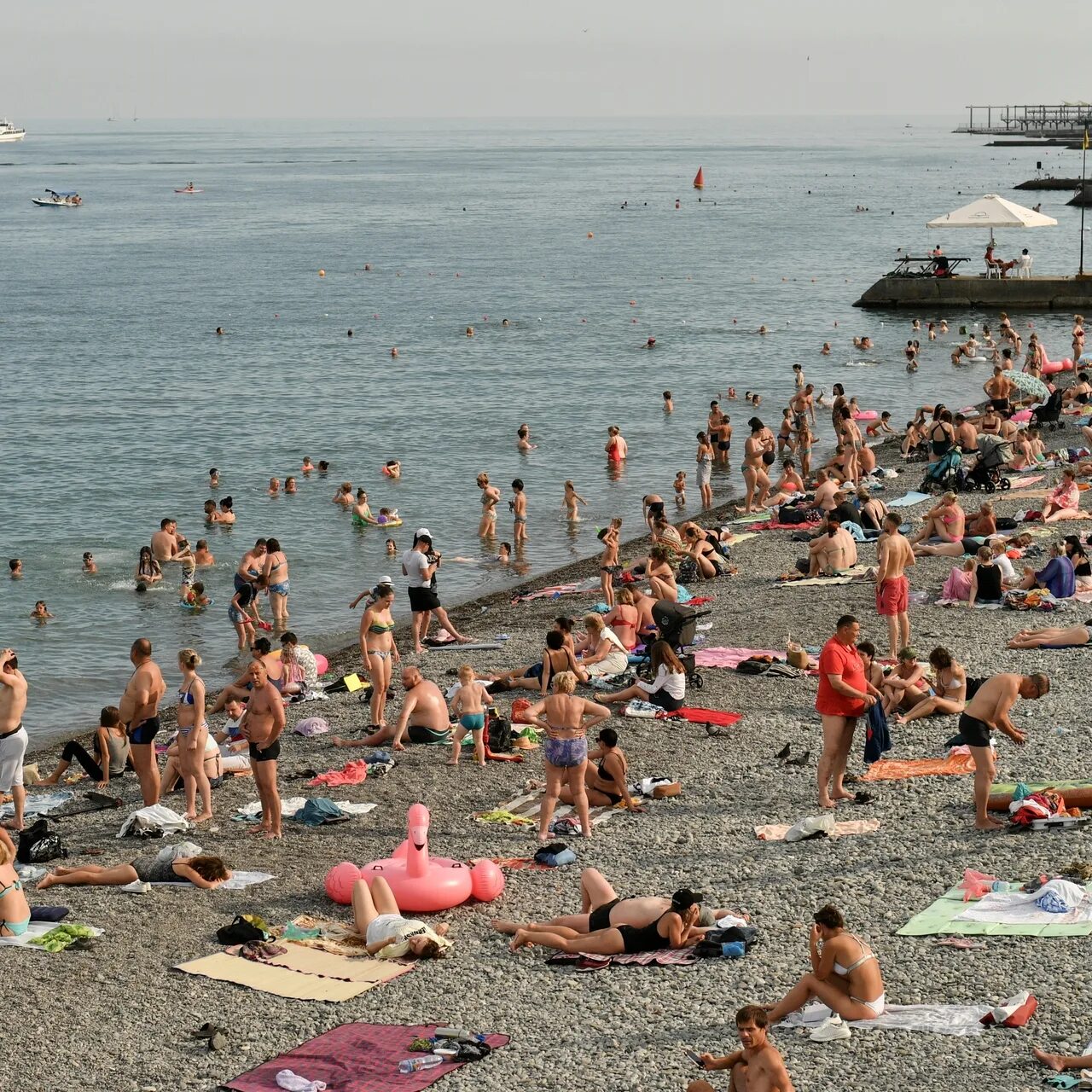 Русские пляжи фото. Крым пляж туристы. Пляжи Крыма и Сочи. Ялта пляж 2020 июль. На пляже в Ялте июль 2021.