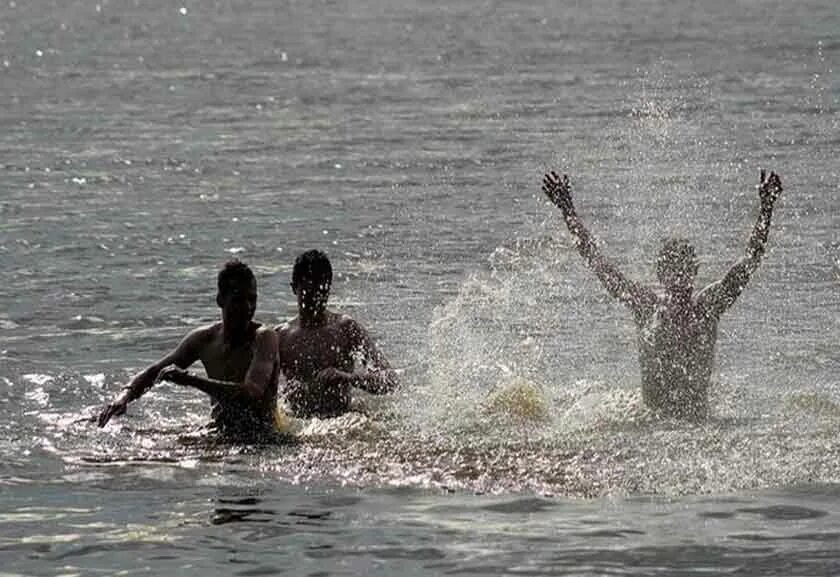 Вода и человек. Люди купаются в воде. Людей уносит вода. От беспечности на воде.