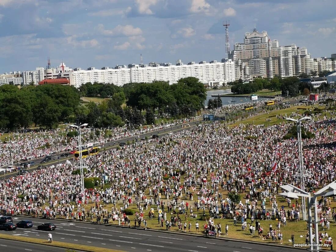 Почему сегодня в минске. Минск люди. Минск население. Минск 9 мая. Минск сейчас.