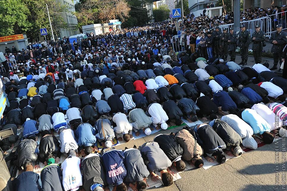 Праздник разговения - ураза-байрам. Ураза байрам мечеть проспект мира. Мечеть новотроицк. Ураза байрам московская соборная мечеть. Ураза байрам московская соборная мечеть.