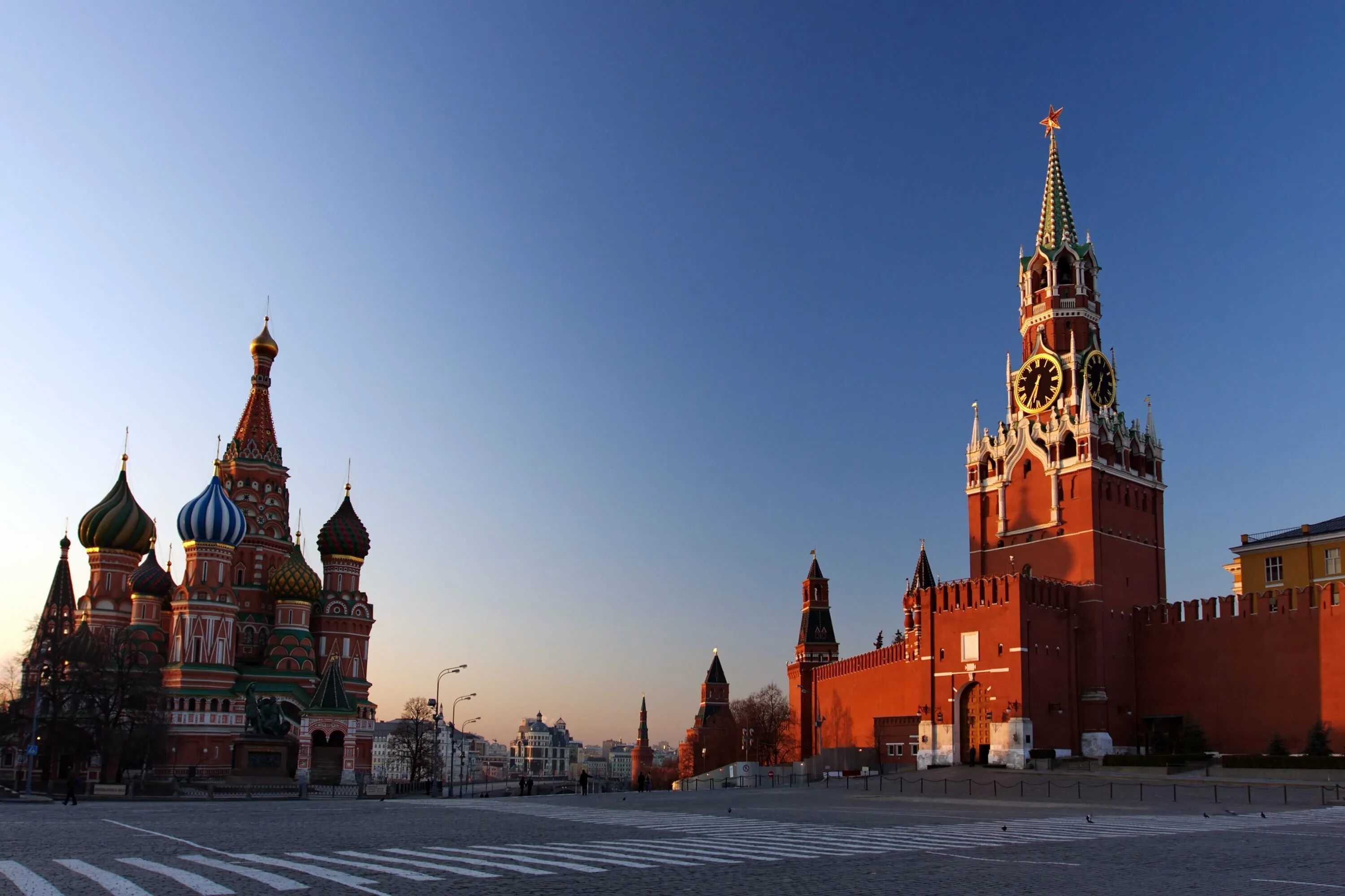 Кремль Москва Спасская башня и храм Василия Блаженного. Храм Василия Блаженного красная площадь. Спасская башня Кремля.