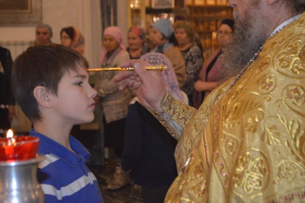 служба в православном храме. храм вечером. литургия преждеосвященных даров. вечернее богослужение. вечерний пятигорск фото.