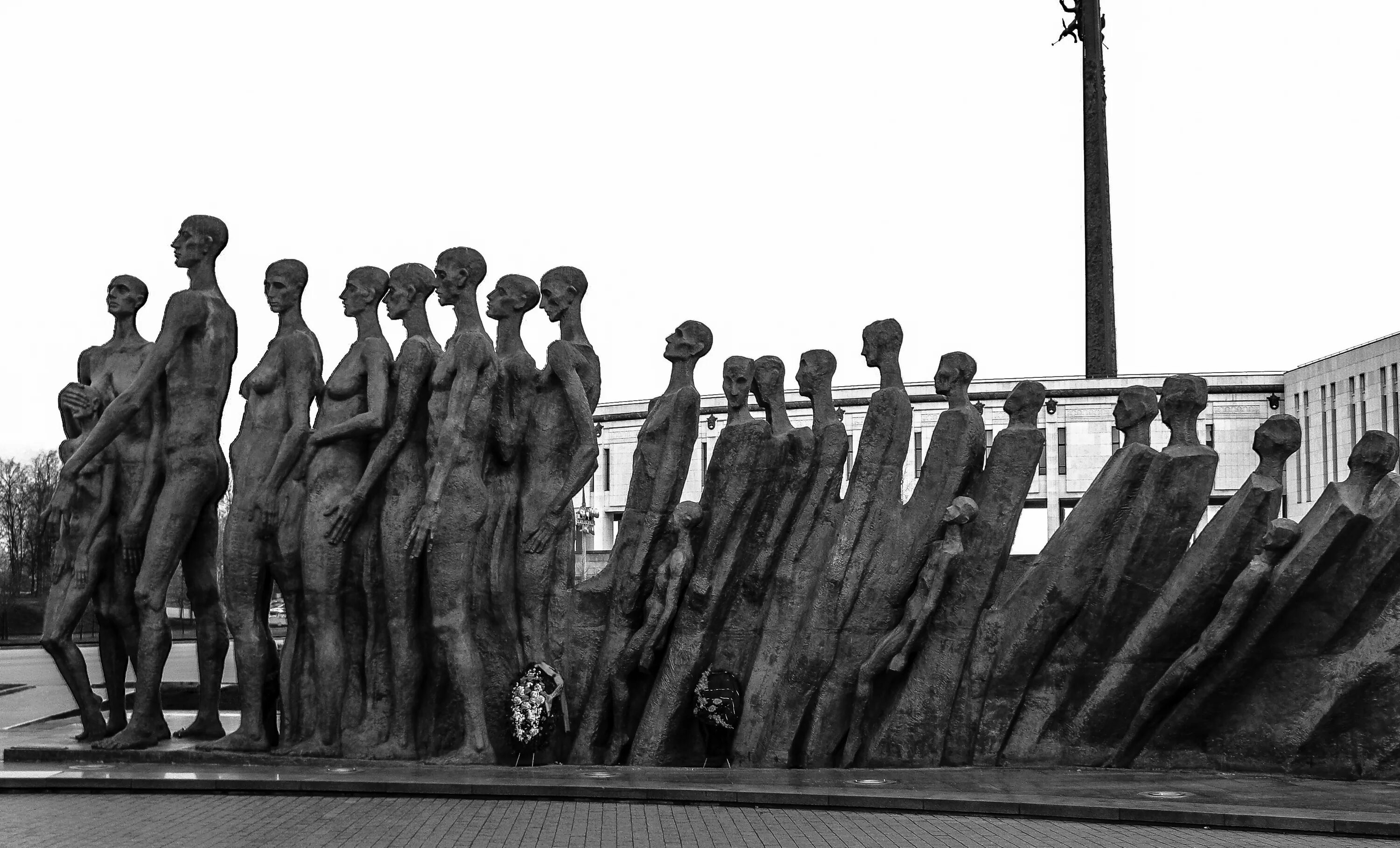 Памятник жертвам Холокоста Биркенау. Освобождение концентрационного лагеря Бухенвальд.. Церетели памятник Бухенвальд. Мемориал жертвам концлагеря Бухенвальд. Бухенвальдский крепыш