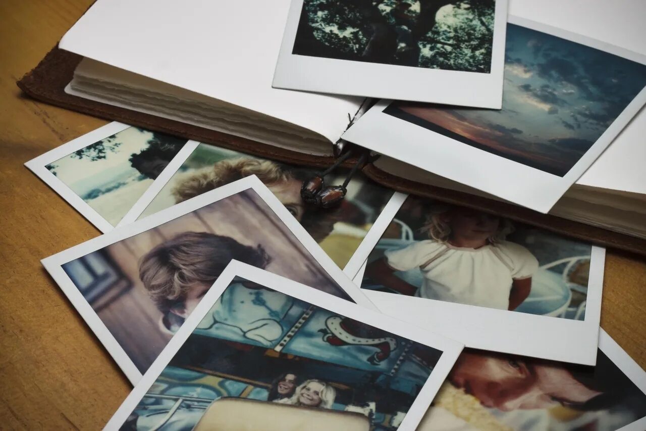 Снимок изображение. Печать фотографий. Печать фотографа. Фотопечать на фотобумаге. Фотокарточки на столе.