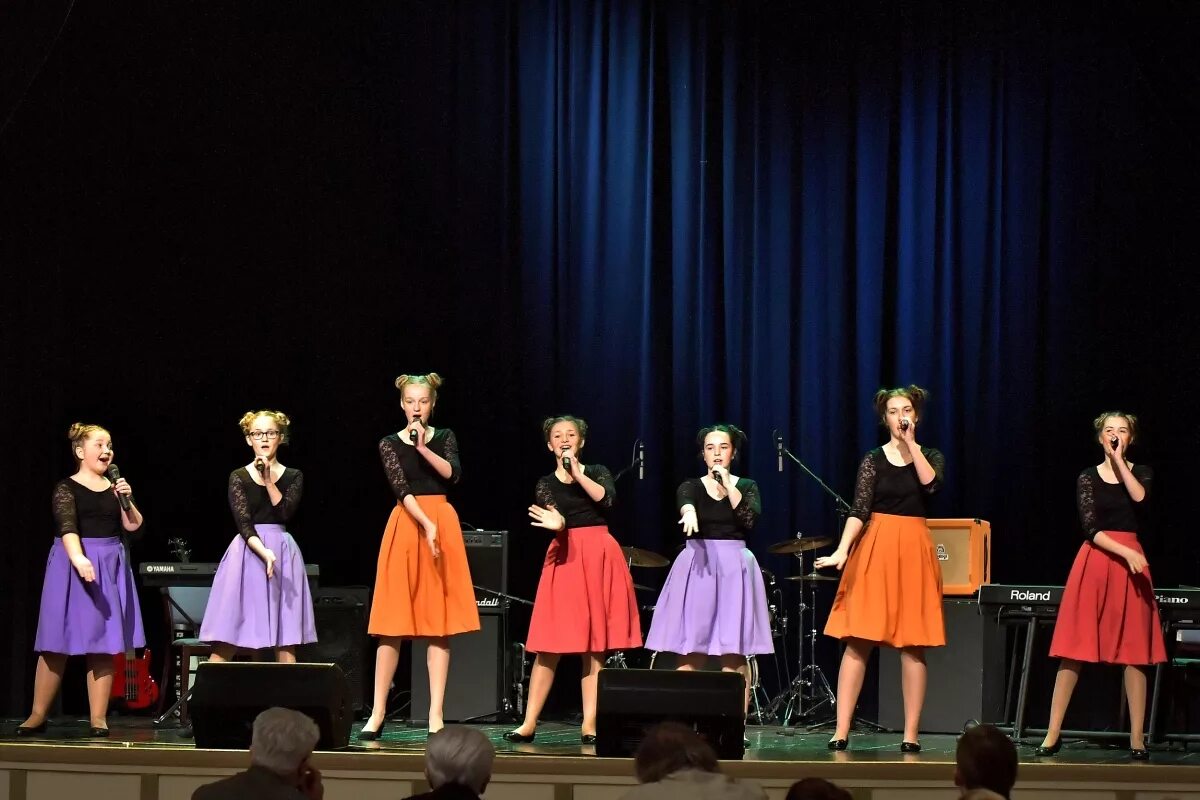 Костюмы для вокального ансамбля. «народный самодеятельный коллектив» вокальный ансамбль «veilchen». Детский вокальный ансамбль. Эстрадное платье для ансамбля. Костюмы женские для вокальной группы женщин.