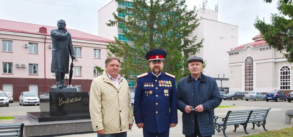 Купить ижевск чайковский. Памятник Чайковскому в Ижевске. Памятник Чайковскому в Воткинске. Ижевск памятник Чайковскому конкурсы.