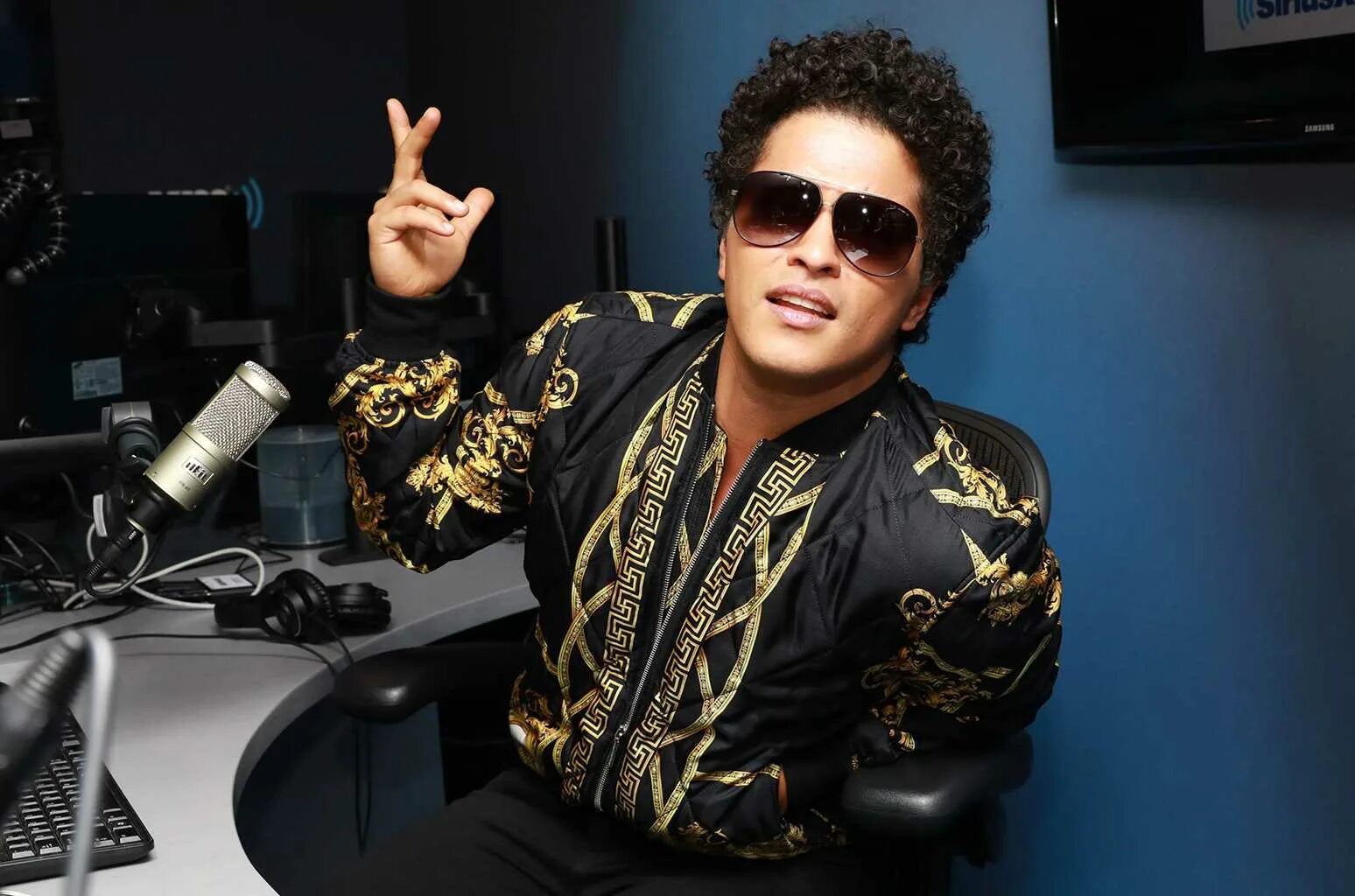 Bruno mars versace. Bruno mars. бруно марс версаче. певец бруно марс. bruno mars 2025.
