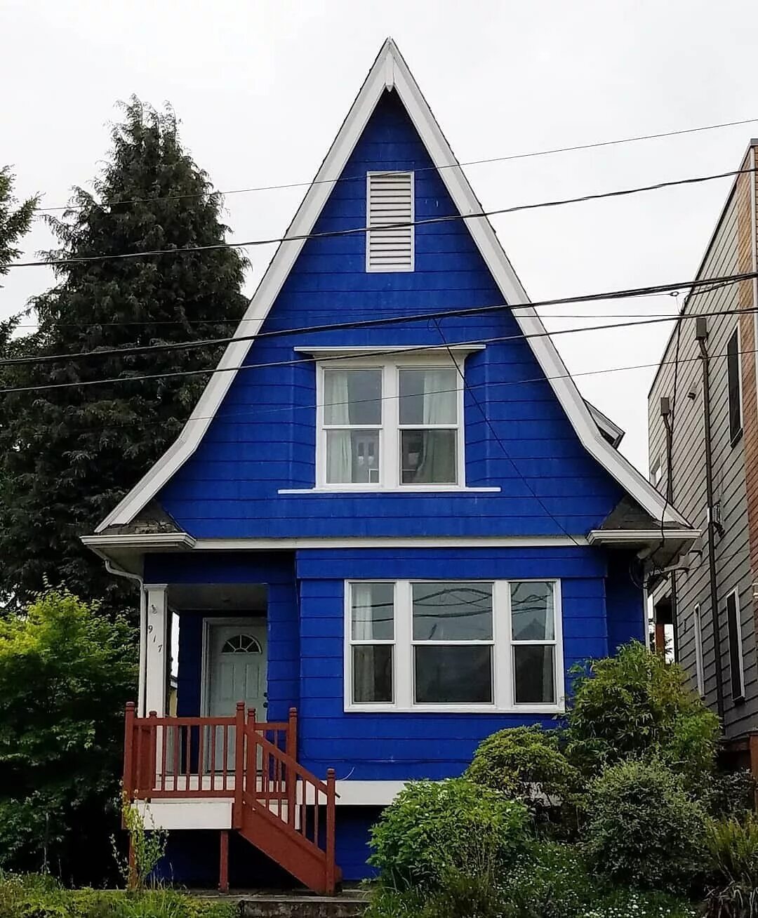 Какой краской покрасить дачу. Синий дачный дом. Голубой дачный домик. Дачный домик синего цвета. Дом с синим фасадом.