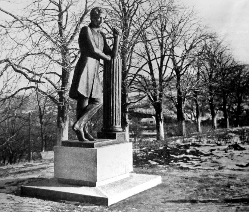 Памятник а. Памятник пушкину в москве. Улица диктора левитана во владимире. Пушкин во весь рост. Памятник пушкину ленинград 1957.