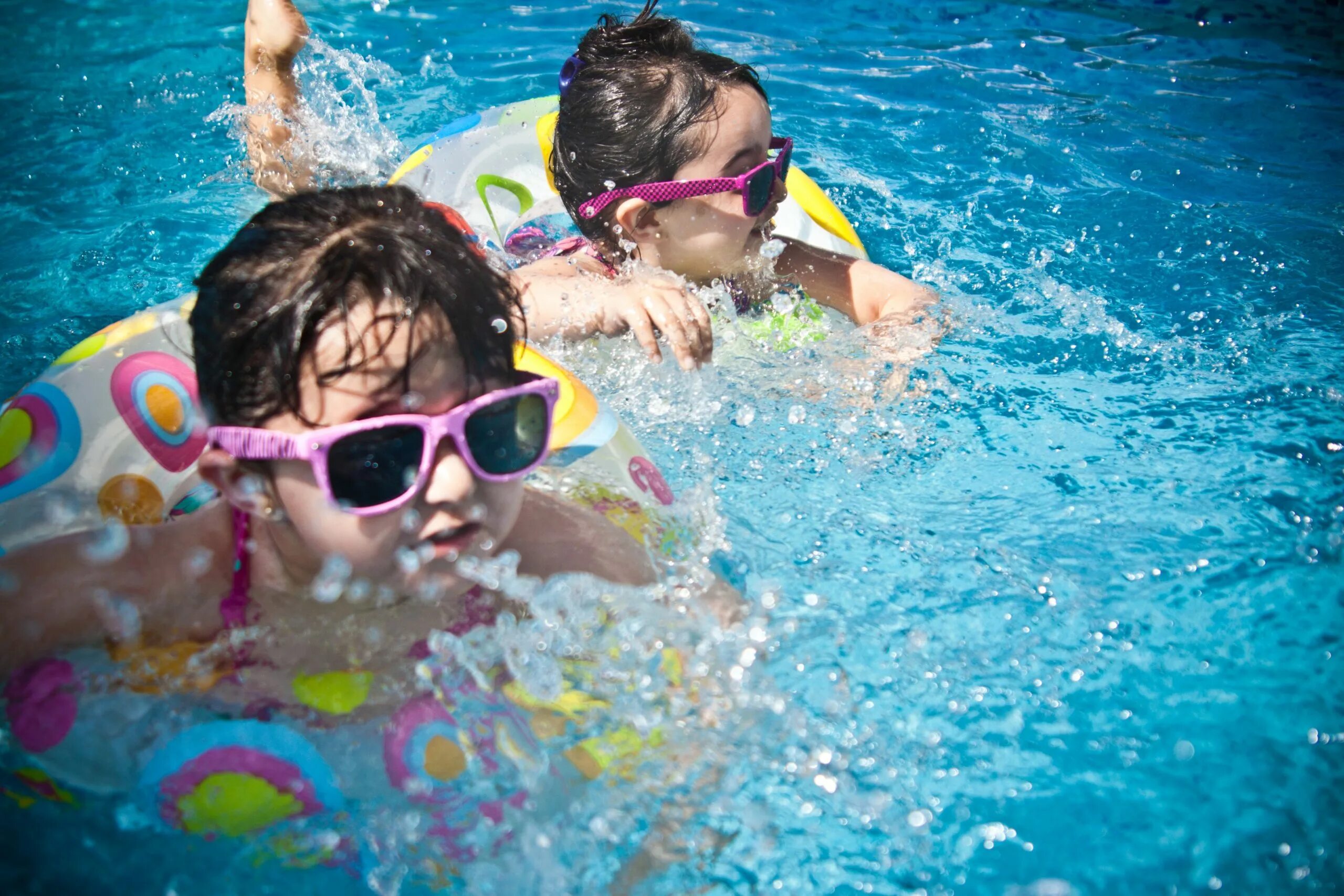 The children are swimming. Дети в бассейне. Детское плавание в бассейне. Дети плавают в бассейне. Люди купаются в бассейне.