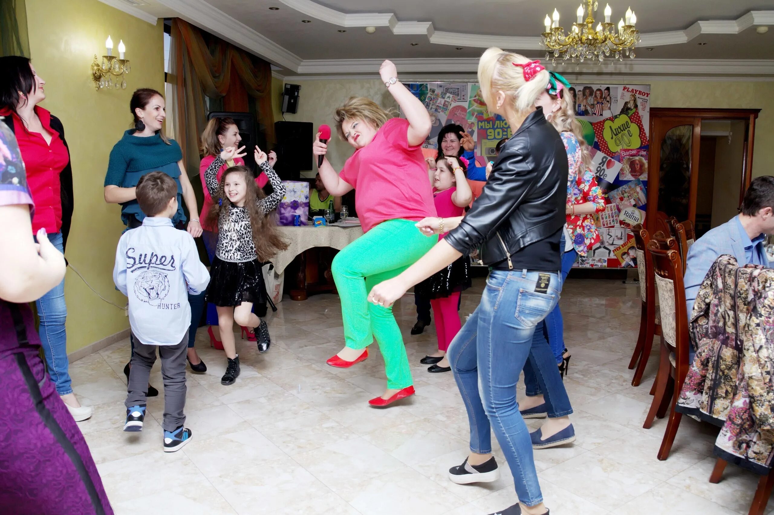 Свадебная фотосессия в стиле 90х. Свадьба в стиле 90-х годов. Свадьба в стиле 2000. Свадебный клип в стиле 90х руки вверх и игорь николаев - невеста. Свадьба в стиле 2000 годов.