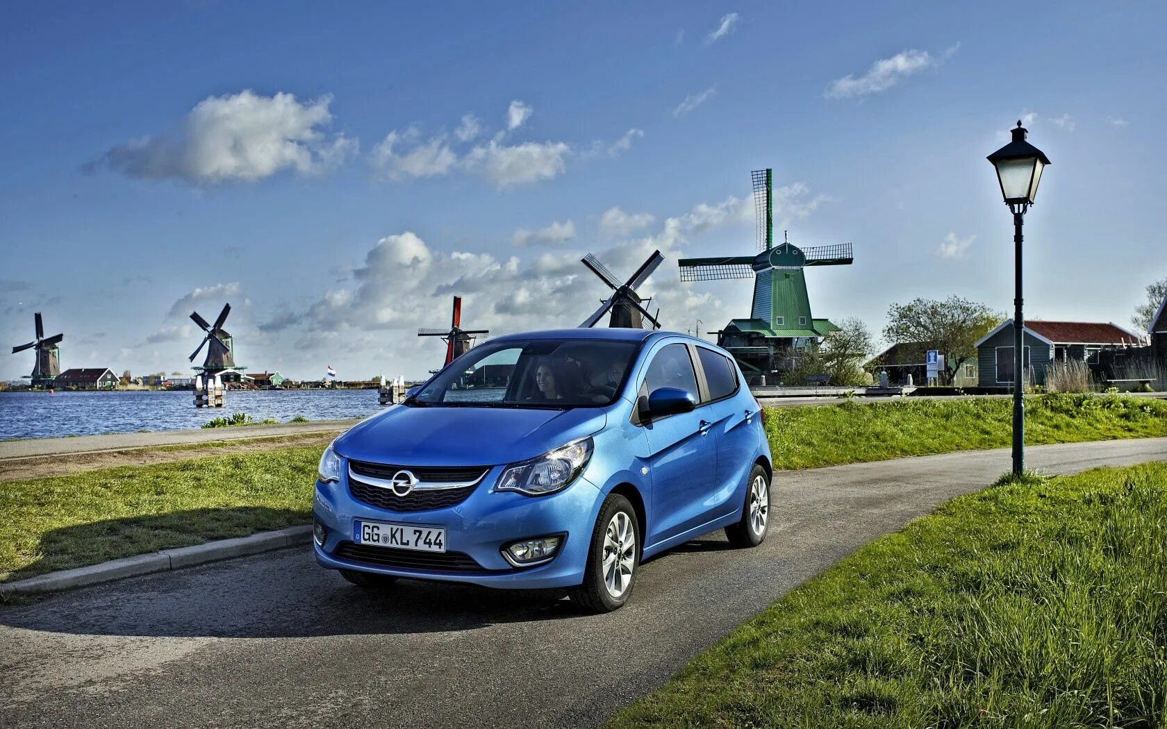 Opel city. Opel Karl 2015. Опель Корса небесно голубая. Опель Корса синяя. City cars Opel 2015.