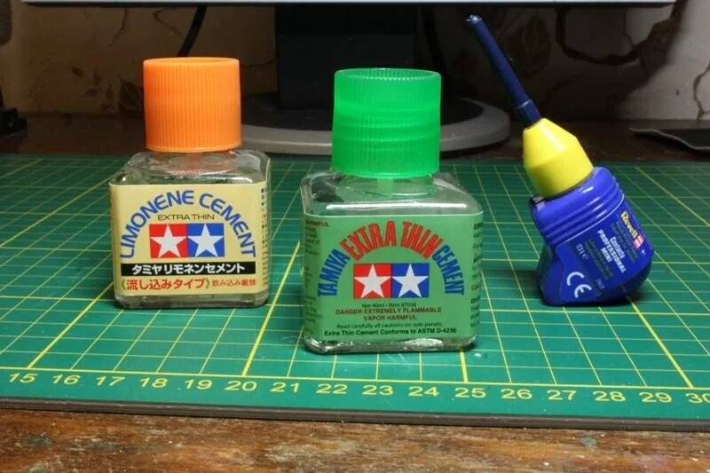 Клей для прозрачного пластика в моделизме. Клей для склеивания пластиковых моделей. Жидкость для снятия клея с пластиковых моделей тамия. Клей для пластиковых моделей. Какой клей использовать для моделей.