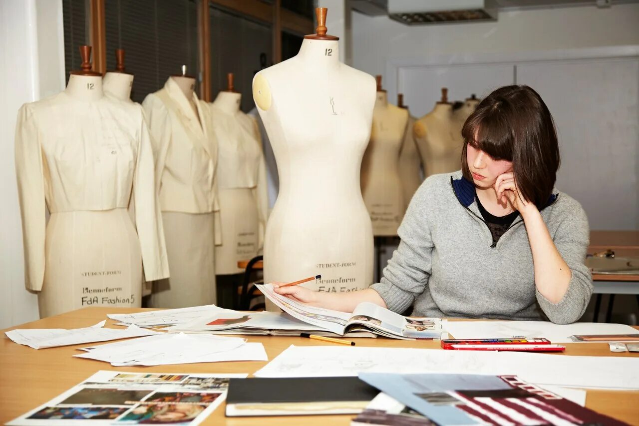 Дизайнер конструктор одежды. Дизайнер одежды. Модельер дизайнер одежды. Модельер конструктор. Модельер одежды.