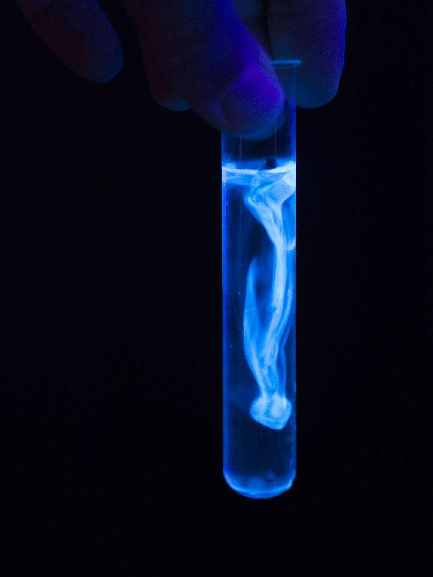 Темнее опыт. Синяя флуоресценция в пробирке. Флуоресценция радона. Флуоресценция ДНК. Вода в пробирке.