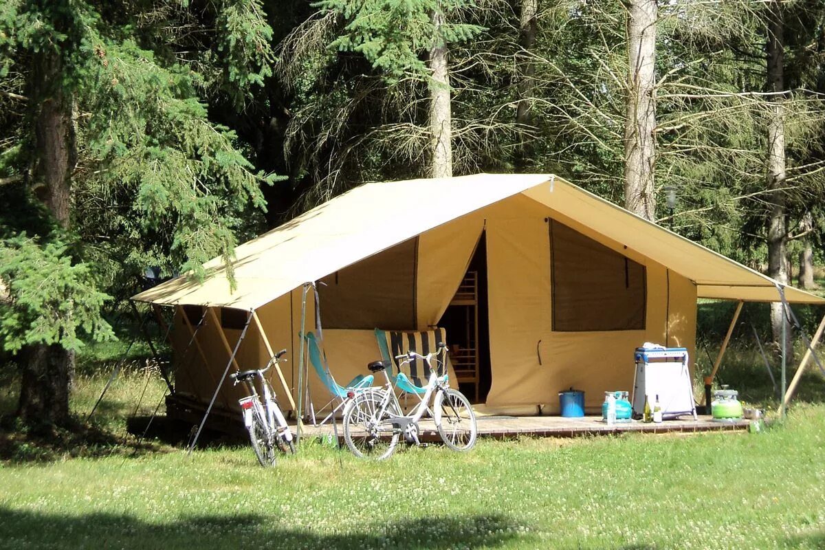 Camping php. Кемпинг. Площадка для кемпинга. Обустройство палатки. Современный кемпинг.