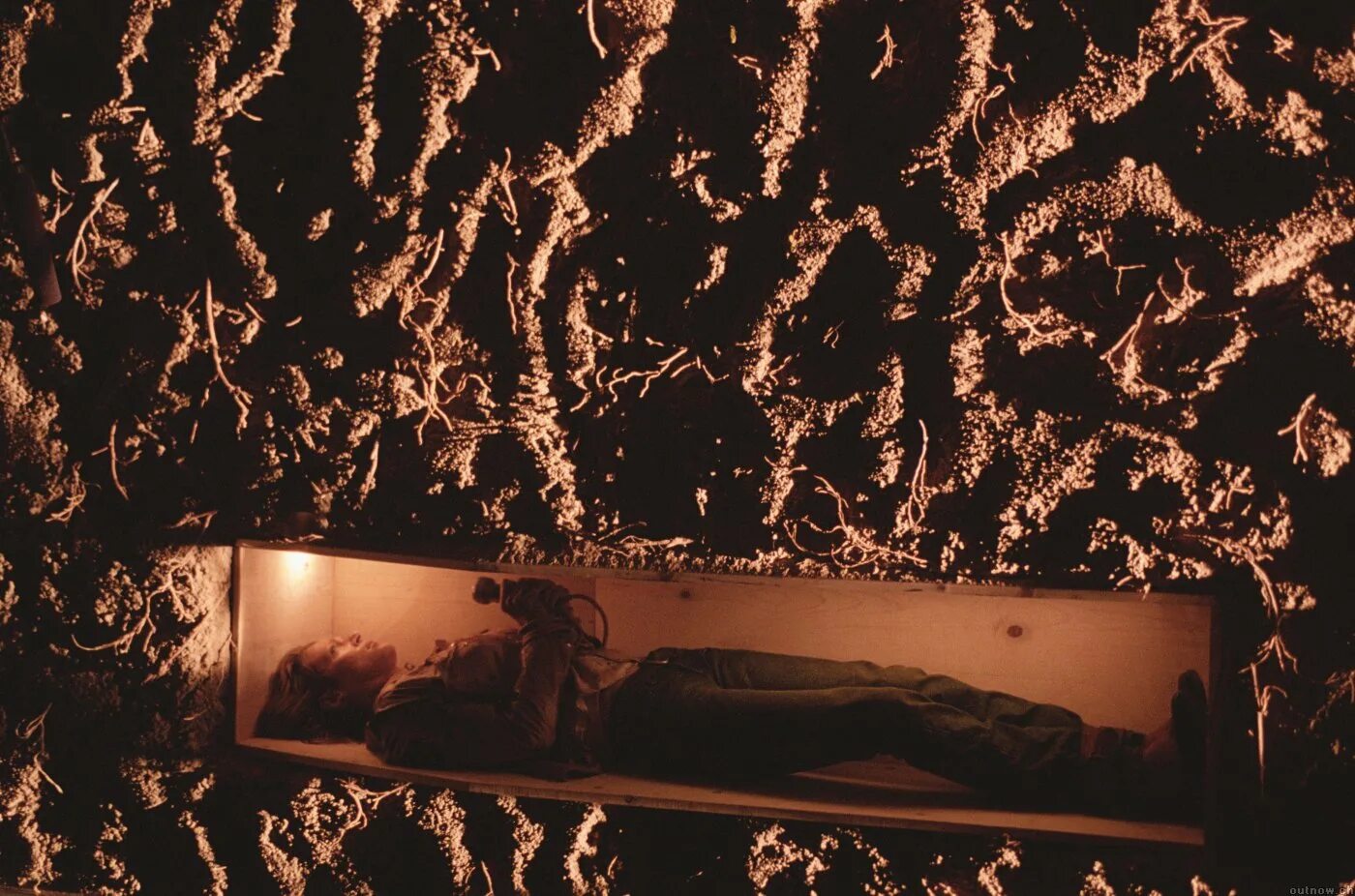 Безопасные гробы в 18 веке. Как выбраться из гробницы. Погребенный заживо фильм 2010. Как выбраться из гробницы. Безопасные гробы с колокольчиком.