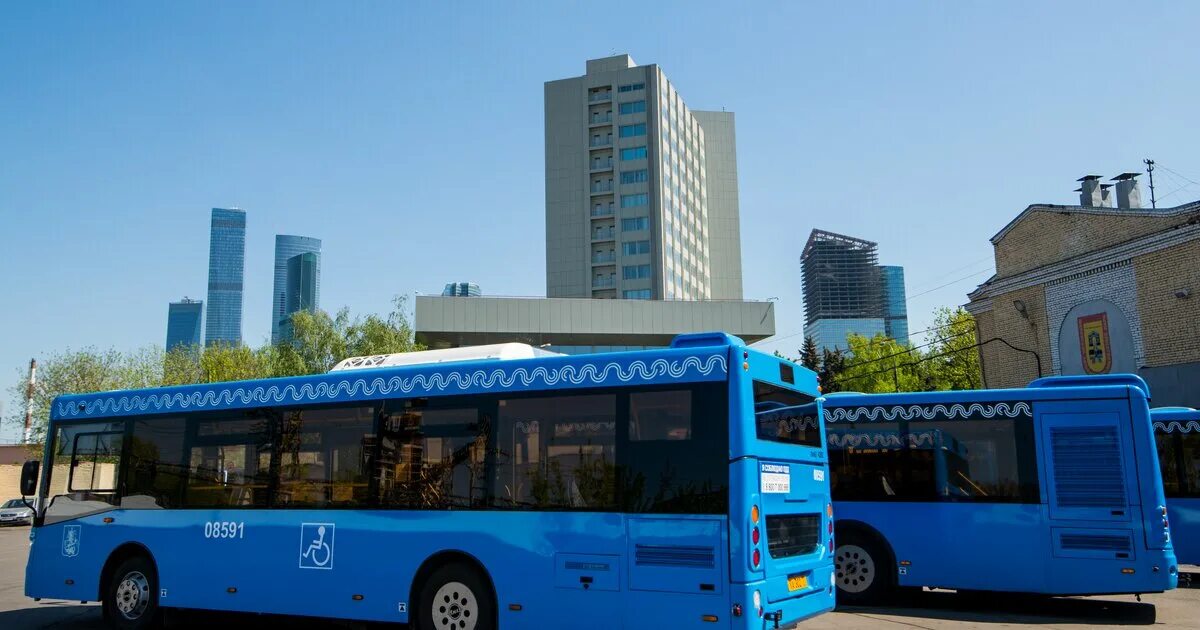 Покажи синий автобус. Голубой автобус. автобус москва. длинный синий автобус. московский автобус сбоку.