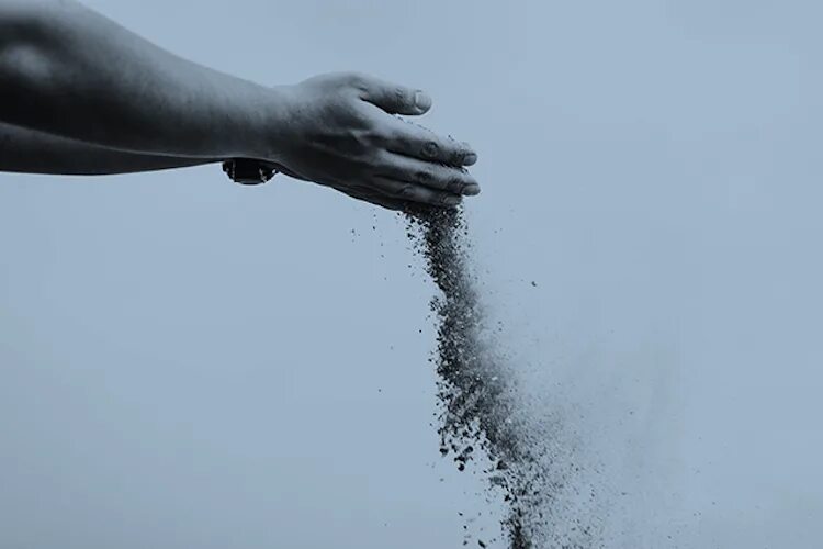 Сыплется. Песок сыпется. Песок сквозь пальцы. Струйка песка. Песок сыпется из рук.