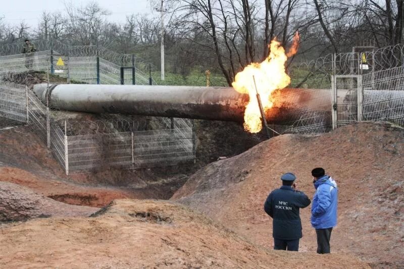 газовый пожар. утечка магистрального газа. пожар на газопроводе. взрыв газовой скважины. утечка магистрального газа.