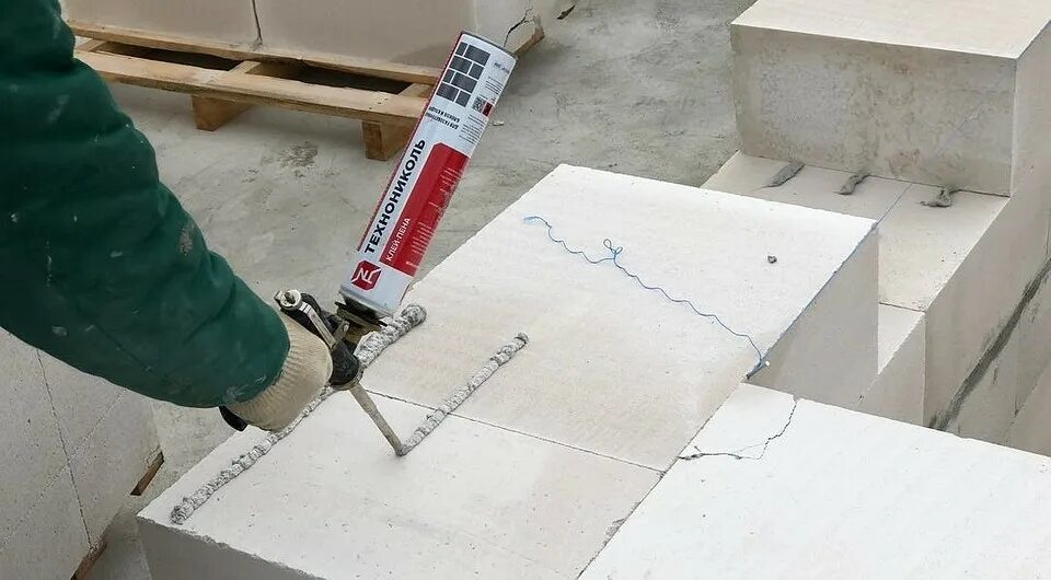 Ложим газоблок на пену. Клей для газобетонных блоков. Клей пена для газоблока. Укладка пеноблоков на пену. Укладка пеноблоков на пену.