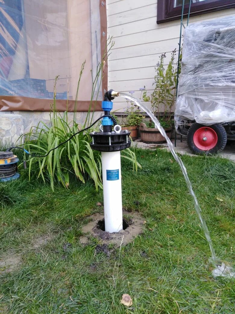 Бурение скважин на воду. Скважина под пластами. Бурение скважин. Новосибирск скважина. Скважина на воду на участке.