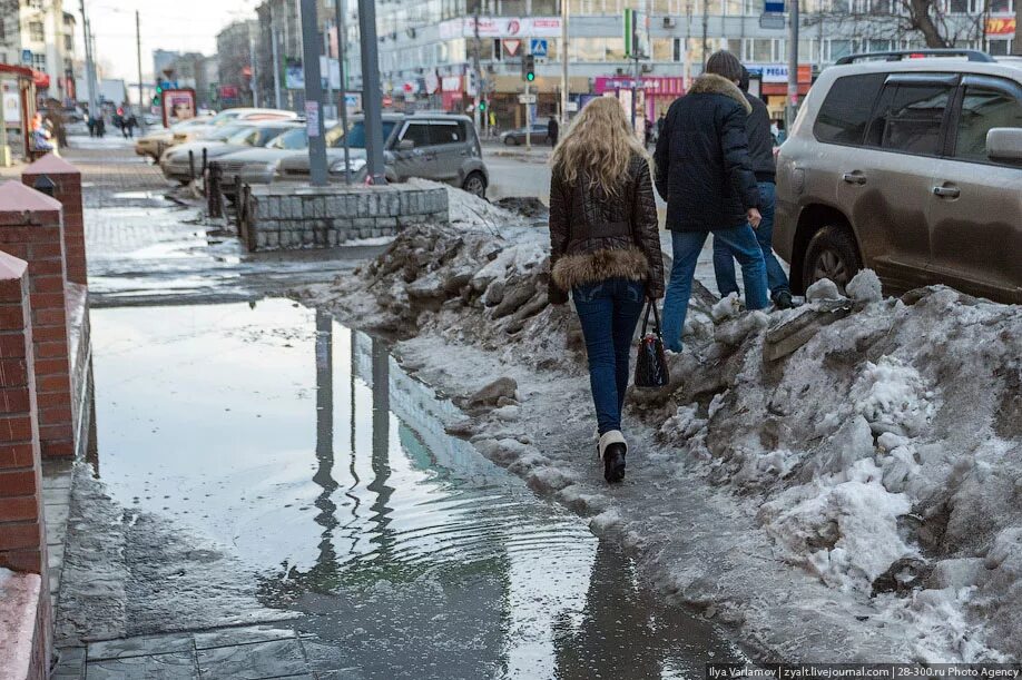 Растаяли почти. Таяние снега в городе. Грязные улицы зимой. Лужи зимой.