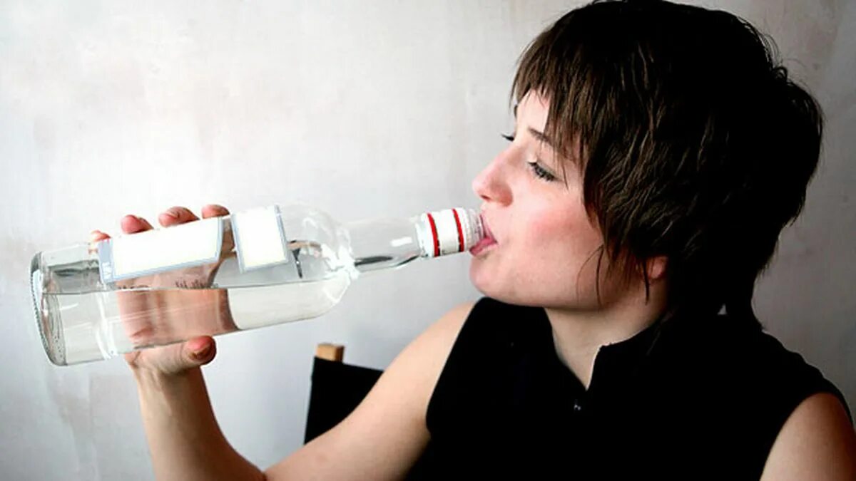 Почему жена пьет. Пьющая девушка. Женщина и алкоголь.