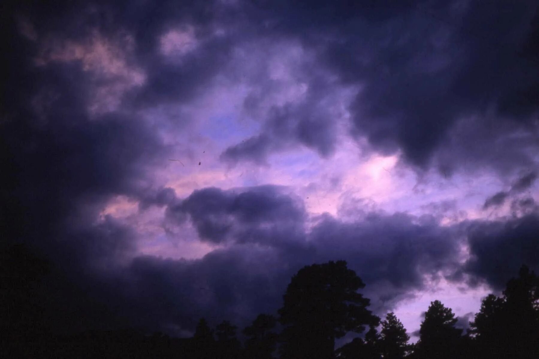 Сирени облаков. Фиолетовое облако. Фиолетовое небо. Красивое фиолетовое небо. Сиреневые облака.