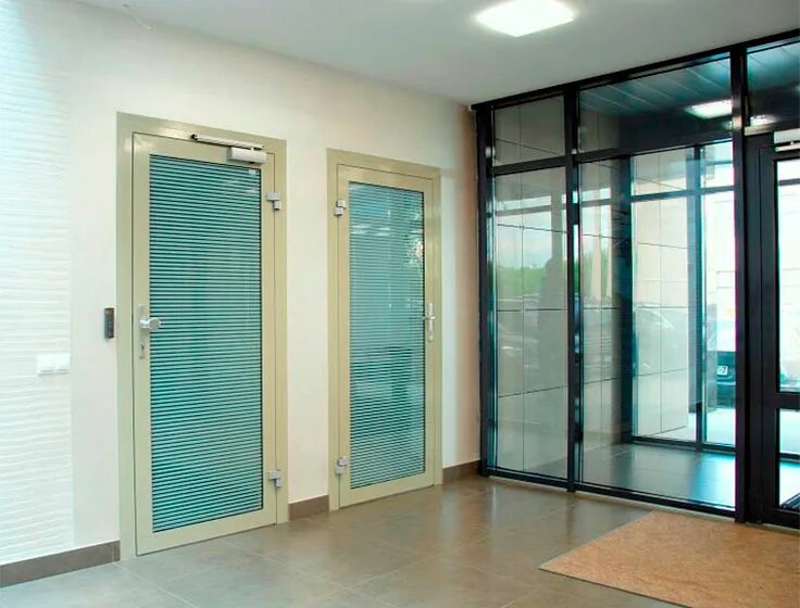 Купить офисные двери. Алюминиевая дверь. Алюминиевая дверь с матовым стеклом. Двери из алюминиевого профиля. Пластиковая дверь с матовым стеклом.