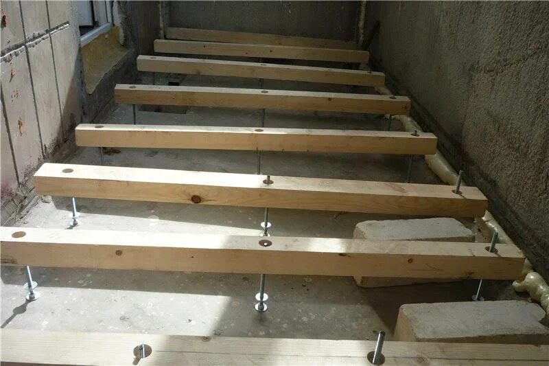 Лаги для пола на балконе. Лаги на балконе. Лаги на бетонный пол на балконе. Деревянный пол на балконе на лагах. Лаги на балконе.