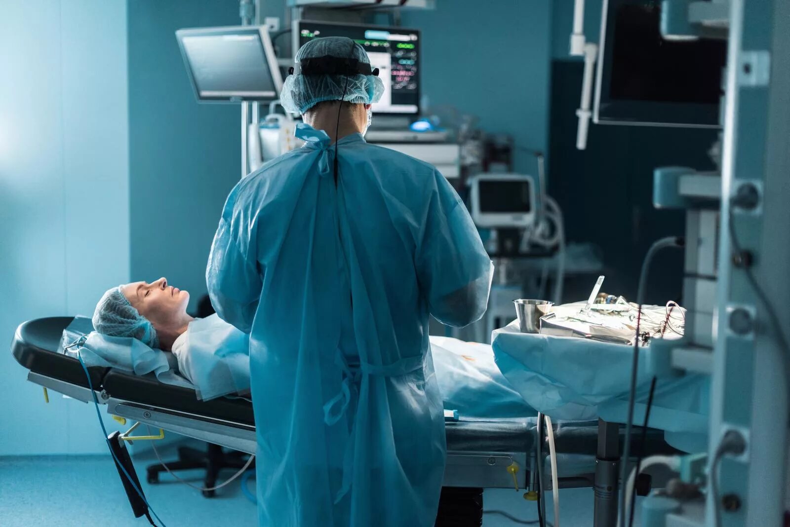 Пациента в операционной. Транспортировка пациента на каталке в операционную. Пациента в операционной. Транспортировка на каталке. Пациента везут на каталке.