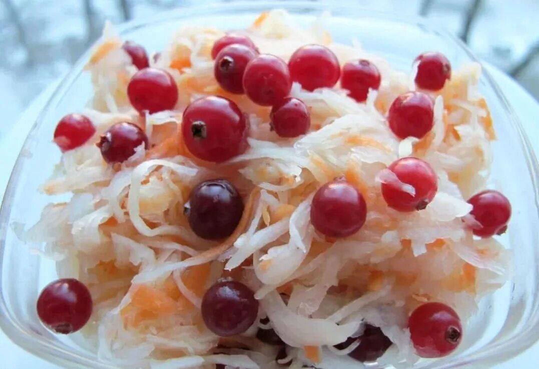 Капуста с клюквой квашеная на зиму. Квашеная капуста с клюквой. квашеная капуста с брусникой. квашенная капуста с ьруникоа. капуста квашеная с клюквой и яблоками.